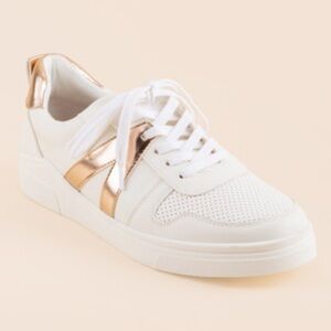 EUC MIA Girl's Courtnee White/Rose Gold Sneakers Size 2M